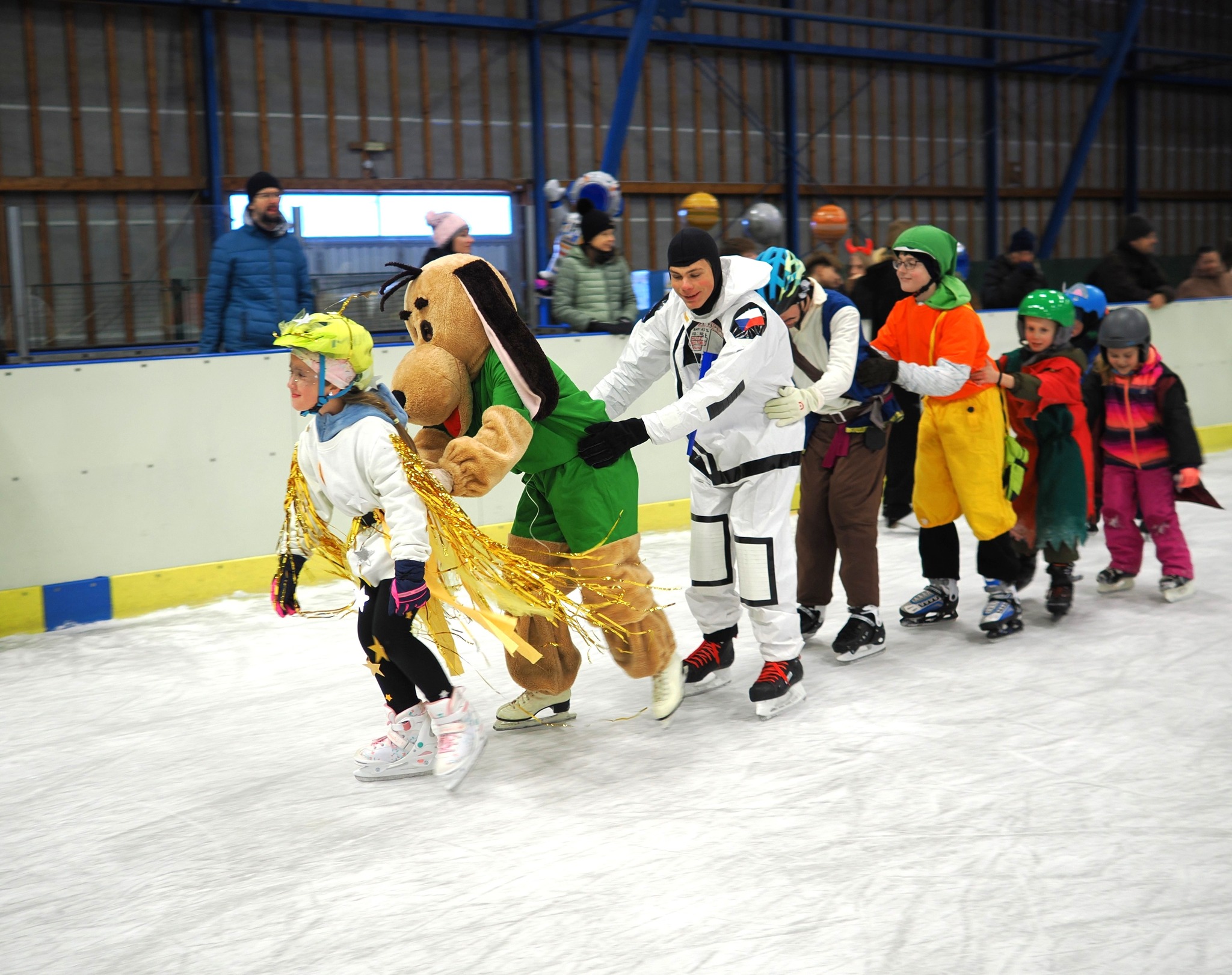 Dětský karneval na ledě opět rozzářil stadion Bronzová